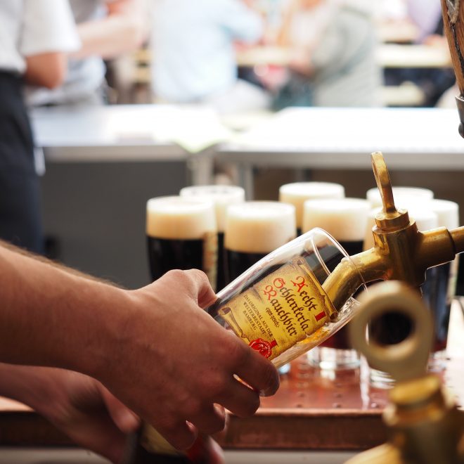 Descubre la Aecht Schlenkerla Rauchbier: La Smoked Beer Más Famosa