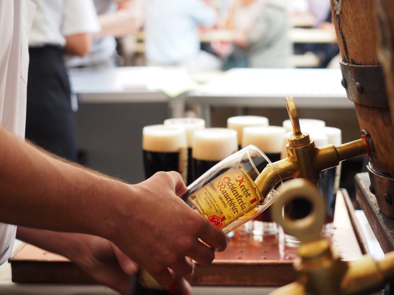 Descubre la Aecht Schlenkerla Rauchbier: La Smoked Beer Más Famosa